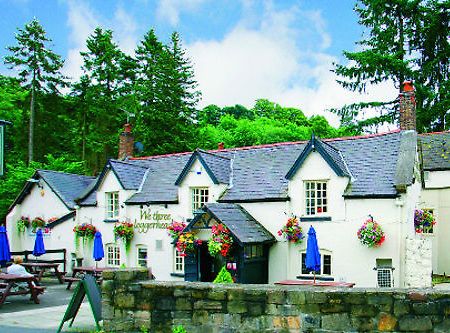 Hotel We Three Loggerheads à Gwernymynydd Extérieur photo
