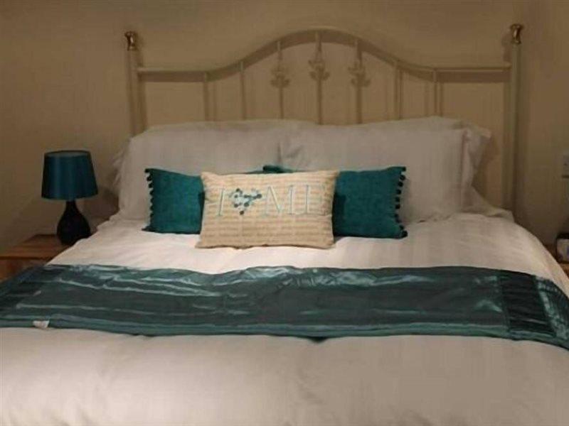 Hotel We Three Loggerheads à Gwernymynydd Extérieur photo