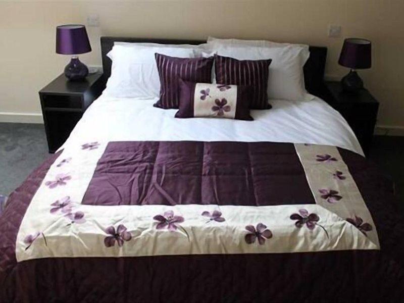 Hotel We Three Loggerheads à Gwernymynydd Extérieur photo