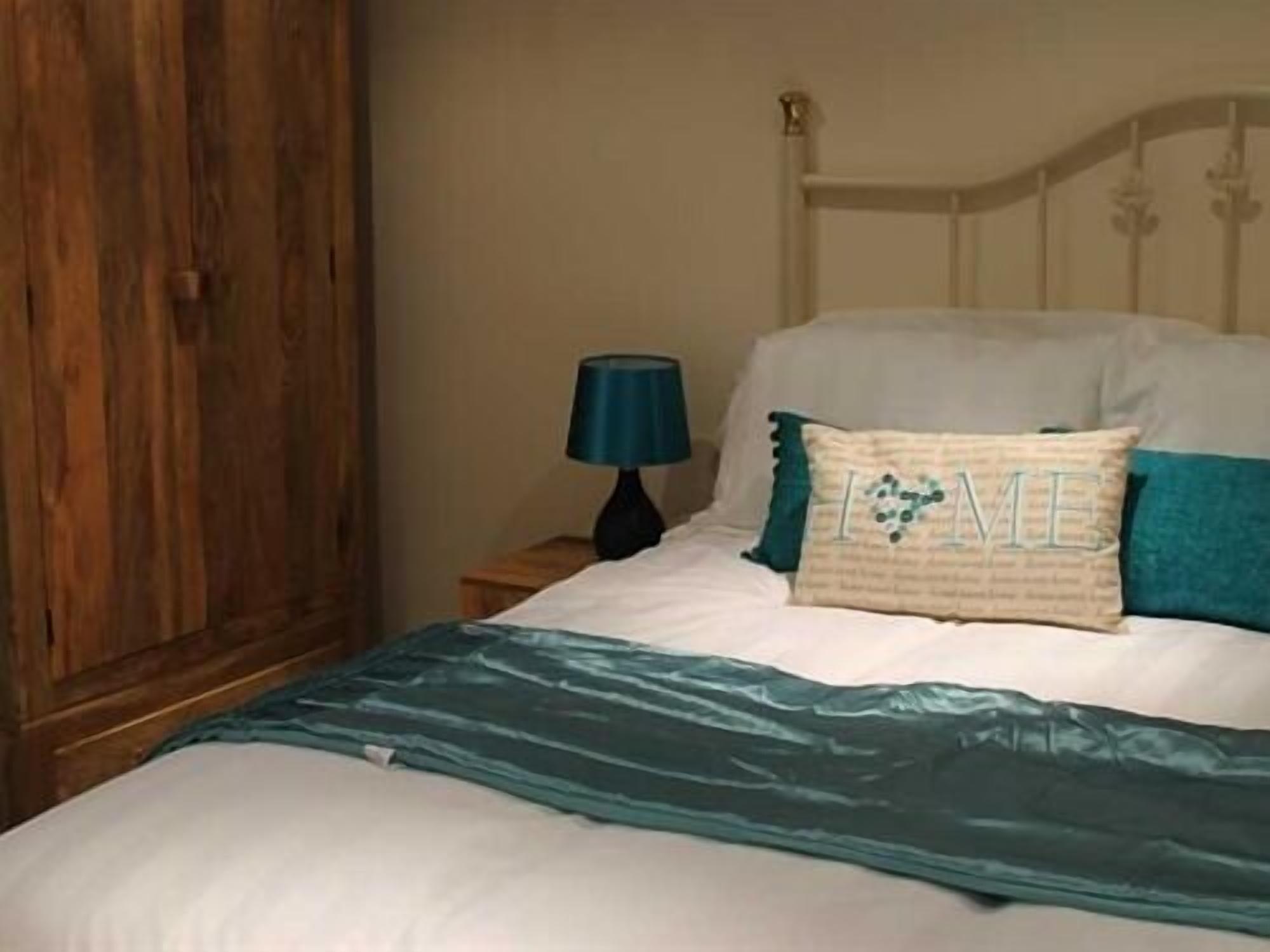 Hotel We Three Loggerheads à Gwernymynydd Extérieur photo