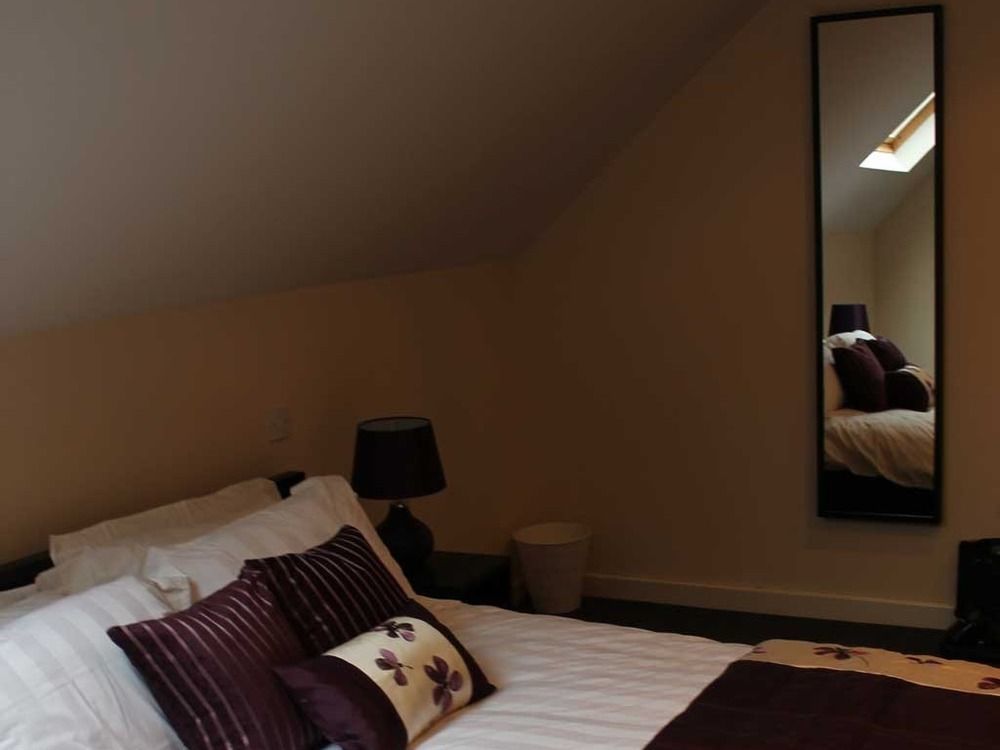 Hotel We Three Loggerheads à Gwernymynydd Extérieur photo